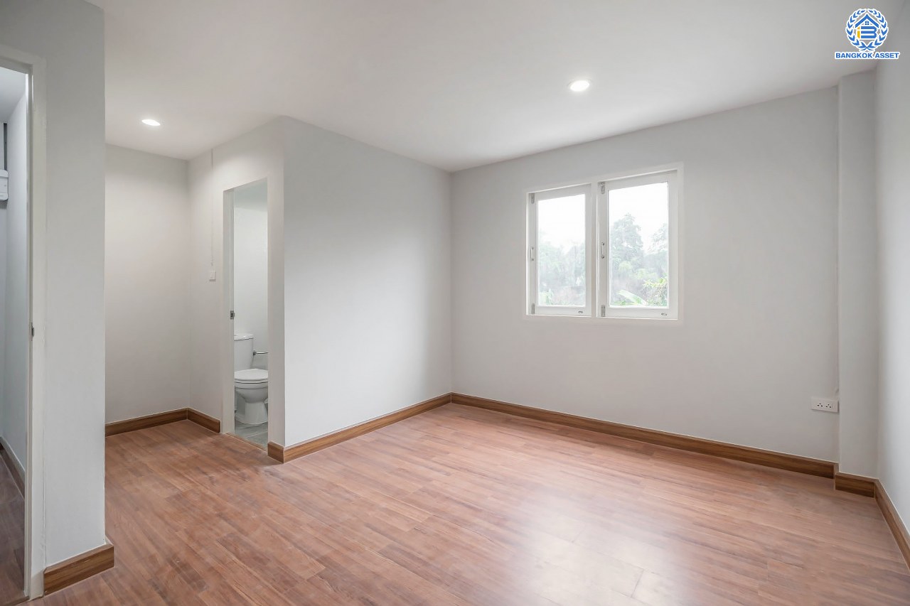 บ้านมือสองตกแต่งใหม่ โครงการ บ้านแก้ววิลล่า จรัญสนิทวงศ์ หลังมุม ทาวน์เฮ้าส์ 3 ชั้น เนื้อที่ 22.9 ตร.ว. ฟังก์ชัน 3 ห้องนอน 4 ห้องน้ำ จอดรถได้ 2 คัน บนทำเลศักยภาพ เชื่อมต่อหลายเส้นทาง ใกล้รถไฟฟ้าสายสีน้ำเงิน "สถานีไฟฉาย"